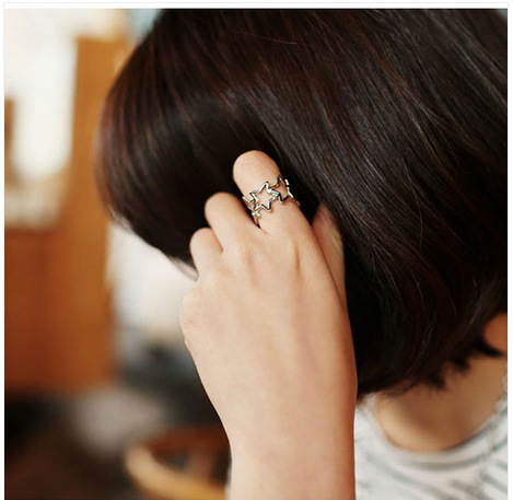 Openwork overlapping pentagram ring