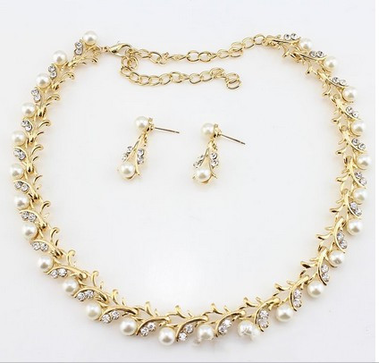 Necklace with two earrings