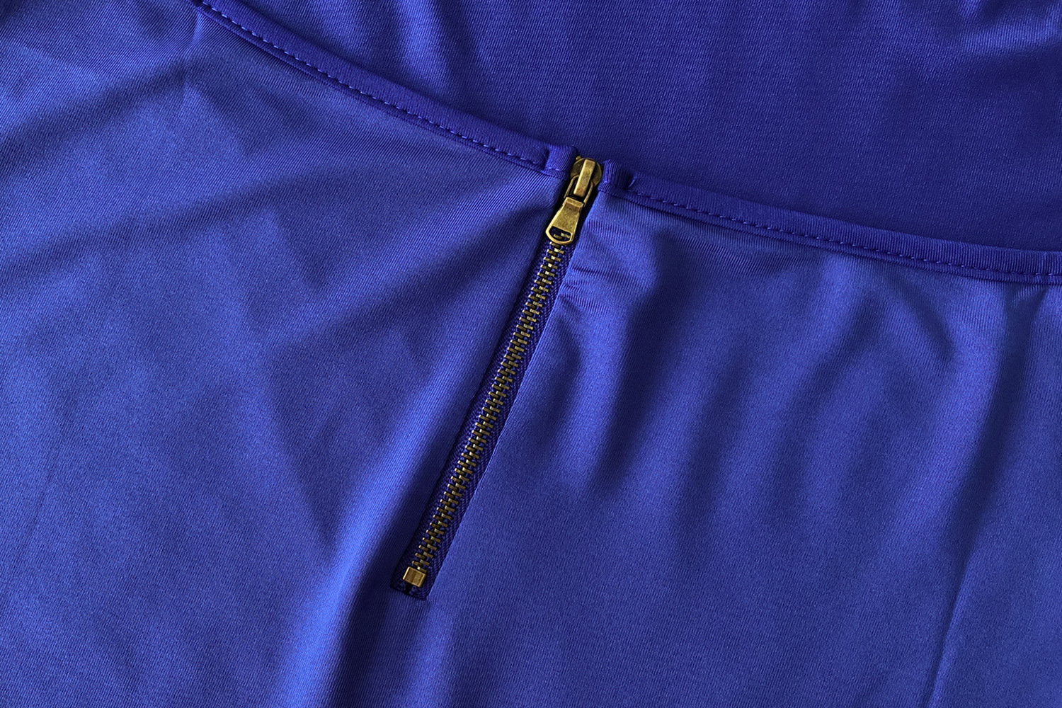 Комбинезон с открытой спиной и бретелями неправильной формы