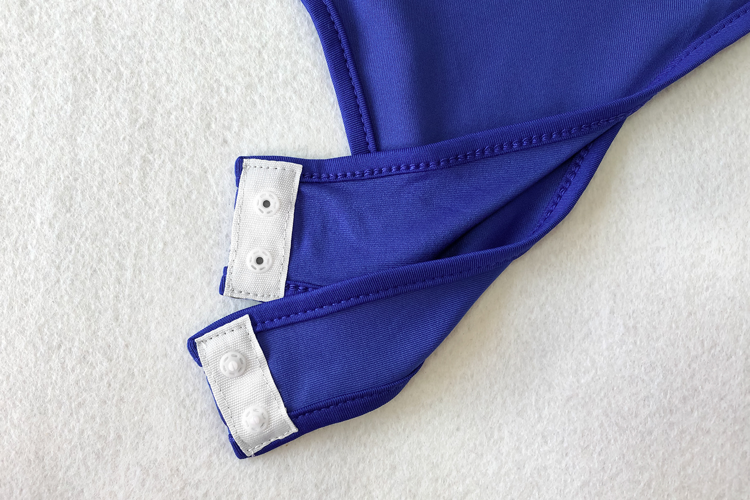 Комбинезон с открытой спиной и бретелями неправильной формы