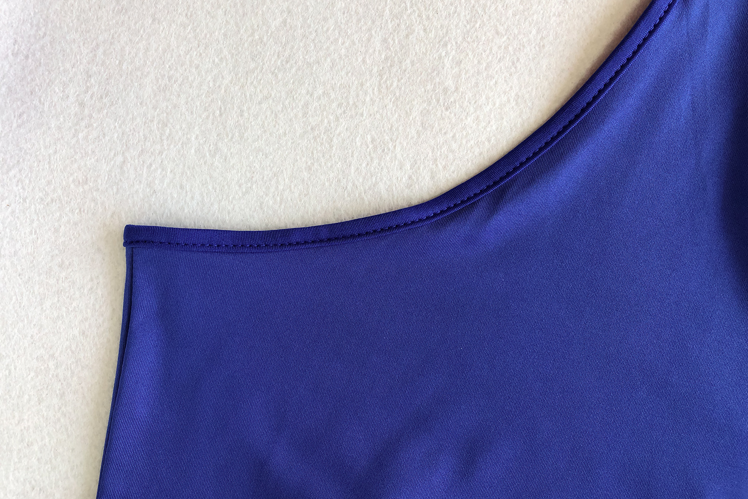 Комбинезон с открытой спиной и бретелями неправильной формы