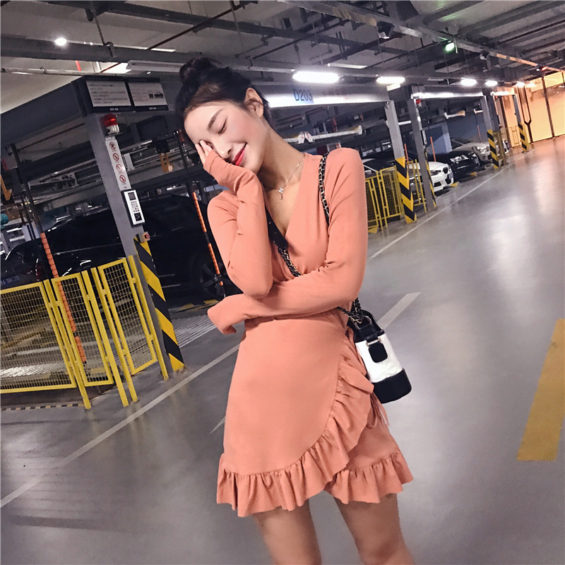 V-neck long-sleeved dress with ruffled edge