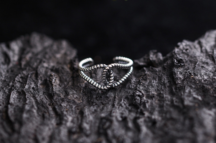 Mixed twist line ring