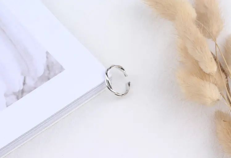 Twist and wave ring
