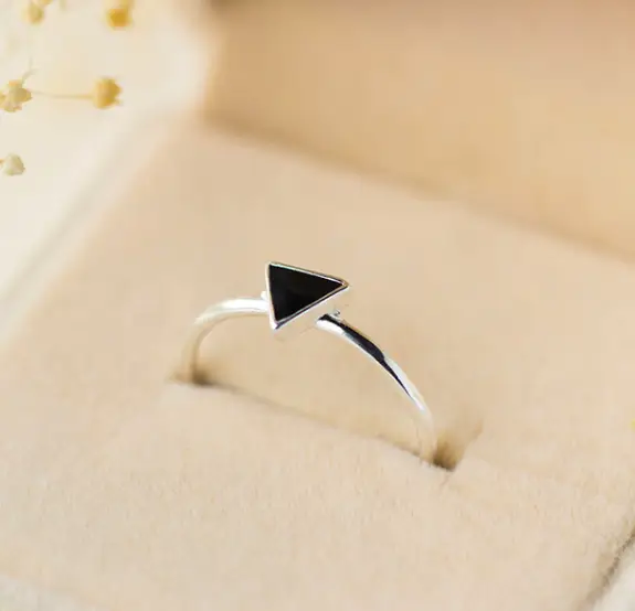 Geometric triangle ring