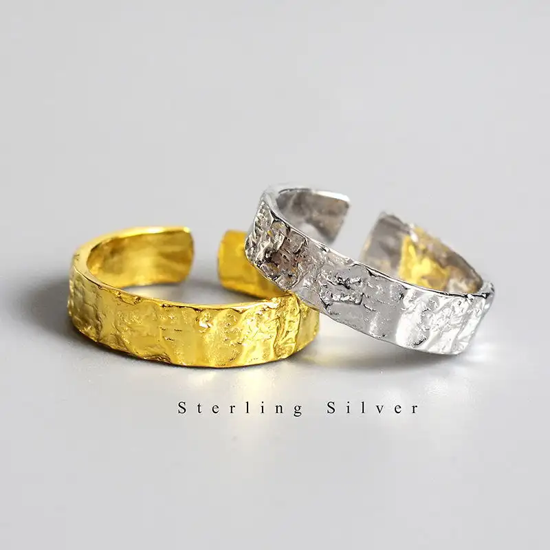 Ring with irregular foil pattern