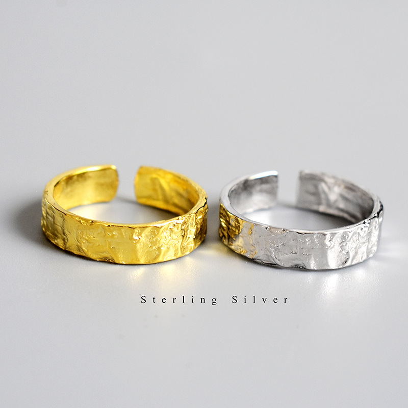 Ring with irregular foil pattern