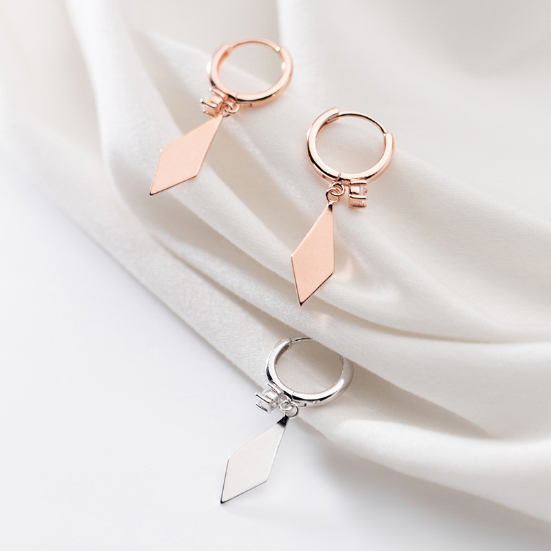 Glossy diamond short earrings