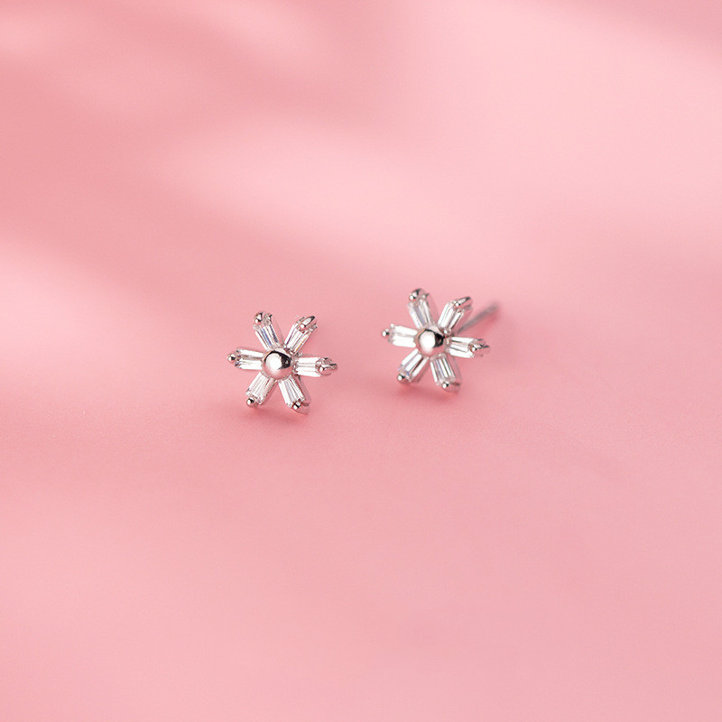 Diamond-set six-petal flower earpiece