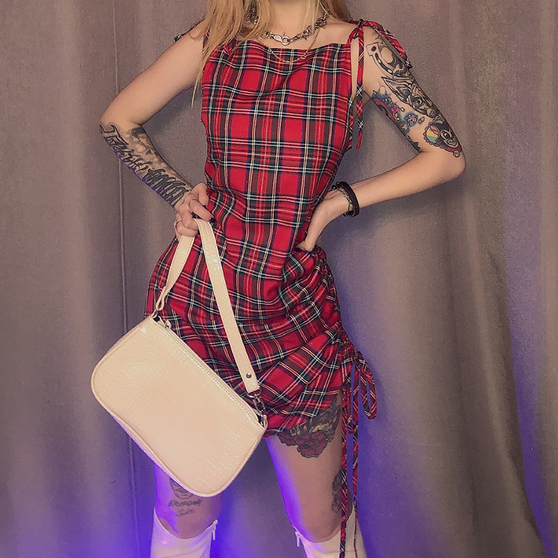 Small crowd dress of restoring ancient ways takes out plait to design