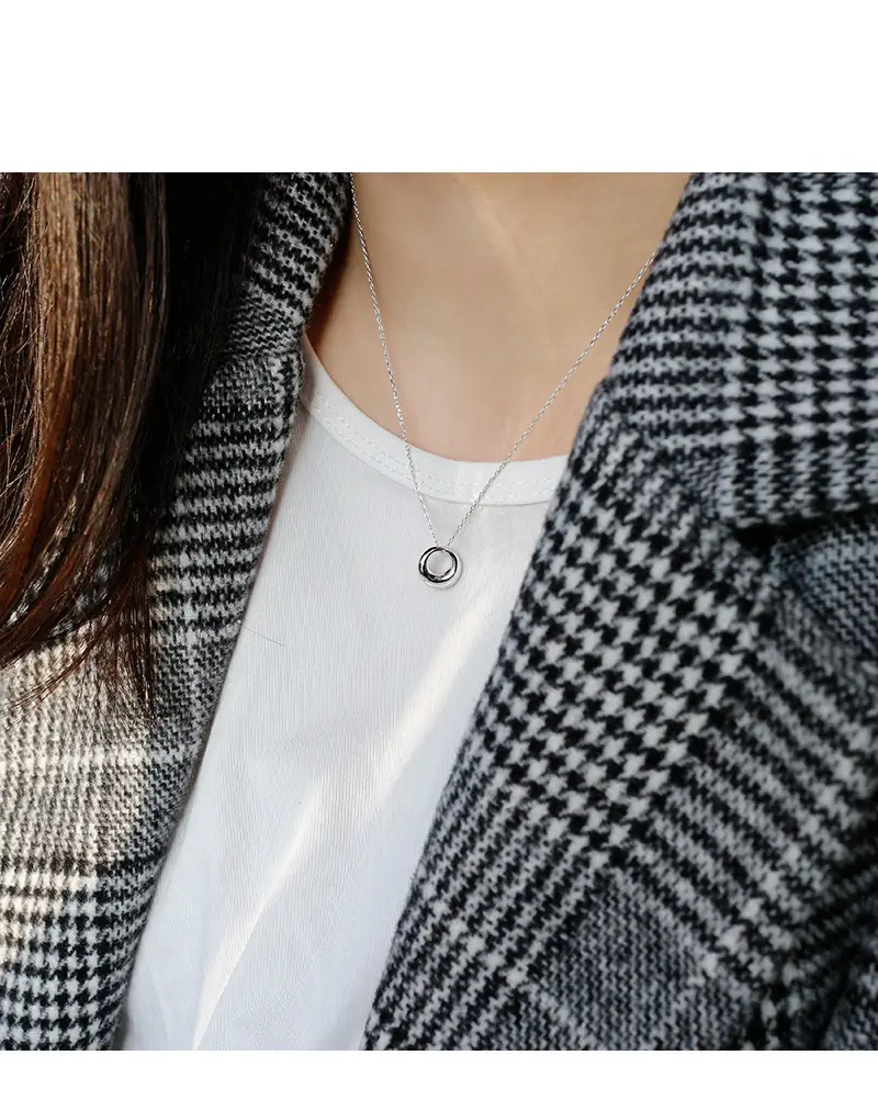 Geometric ring short clavicle necklace