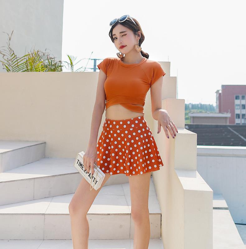 Web celebrity swimsuit women split