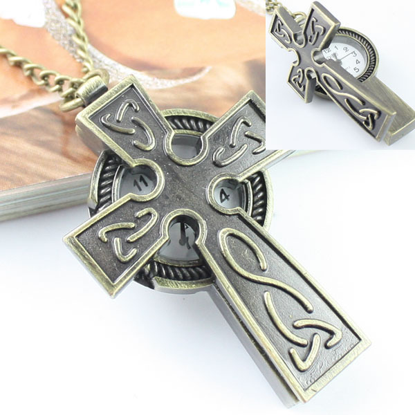 عقد بنقشة كرتونية بأسلوب البانك