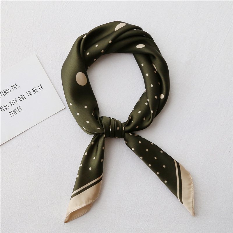 وشاح مربع صغير بتصميم عتيق كلاسيكي