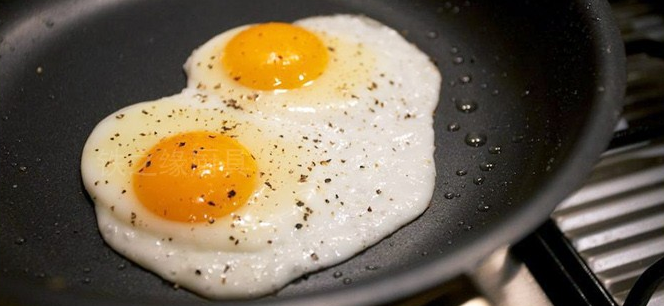 Non-stick household pancake pan