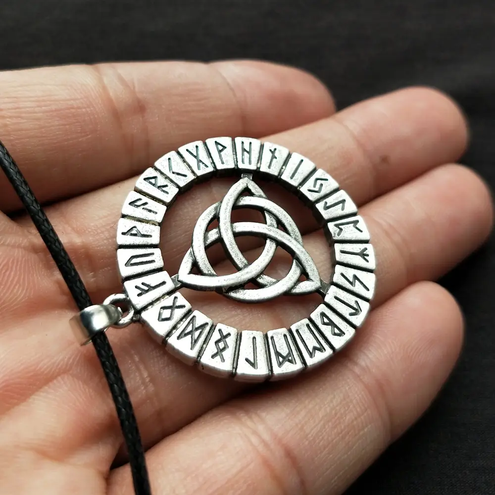 Collana nordica di amuleto di rune mitiche