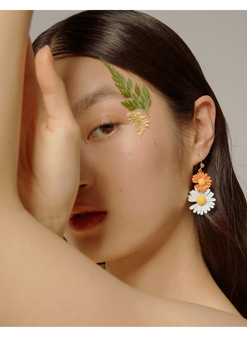 Women's small daisy flower earrings