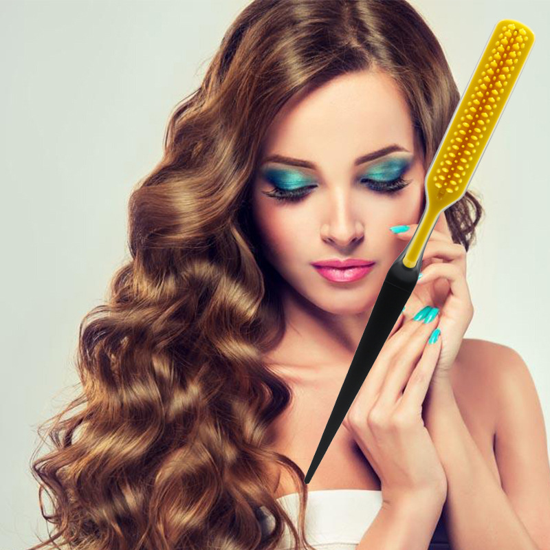 Расческа для укладки пушистой формы.