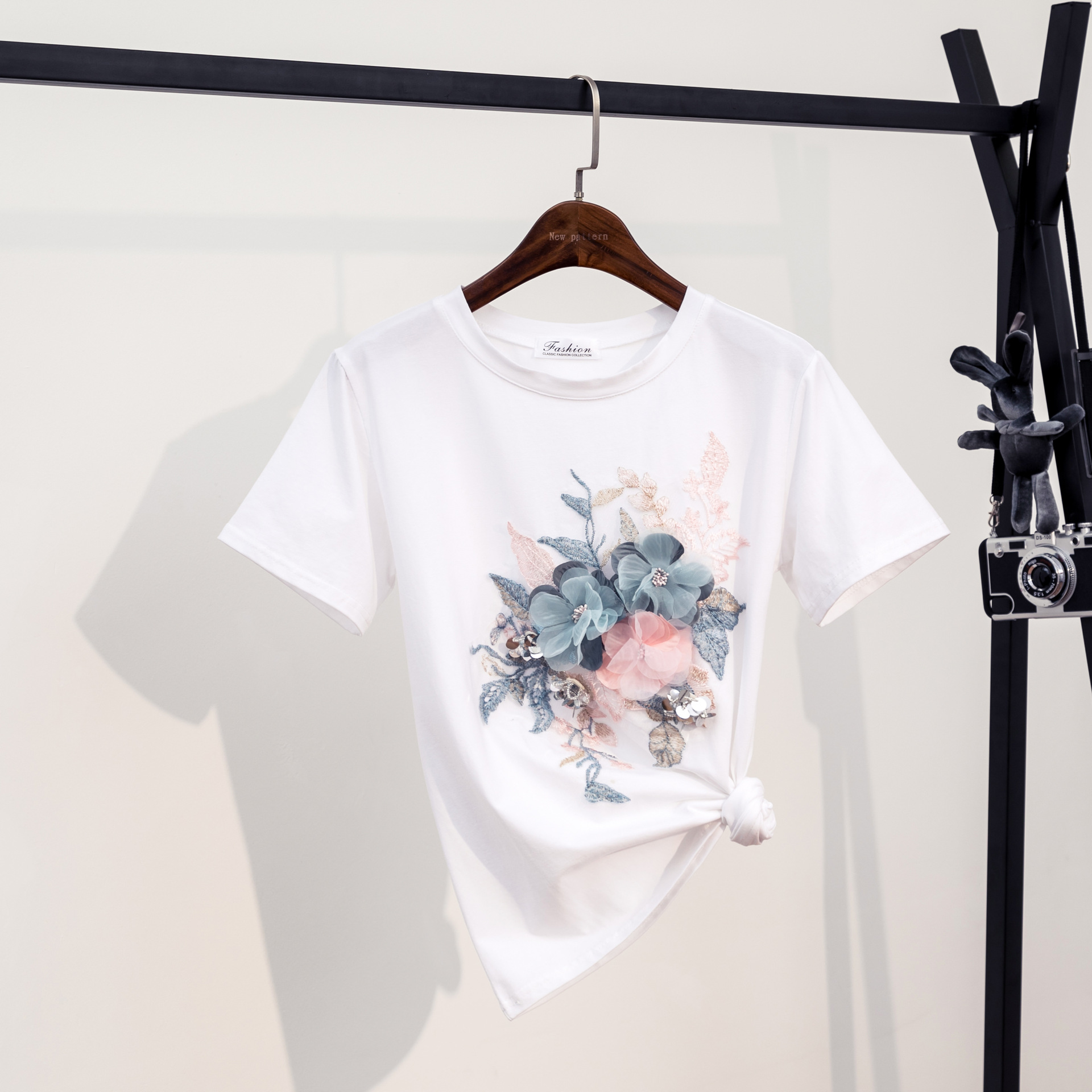 Embroidered flower short-sleeved T-shirt blouse