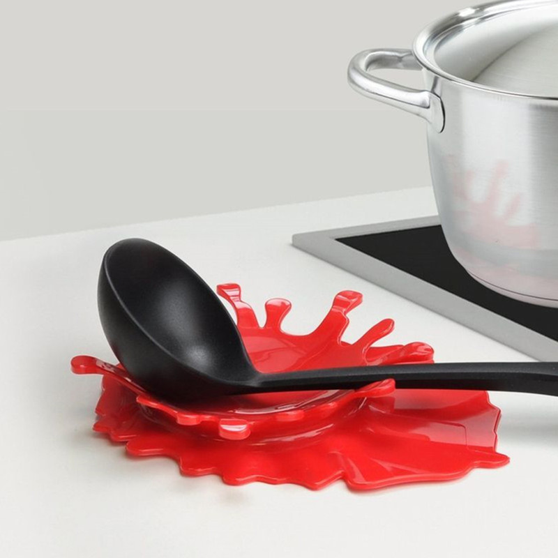 Ketchup-shaped bowl mat