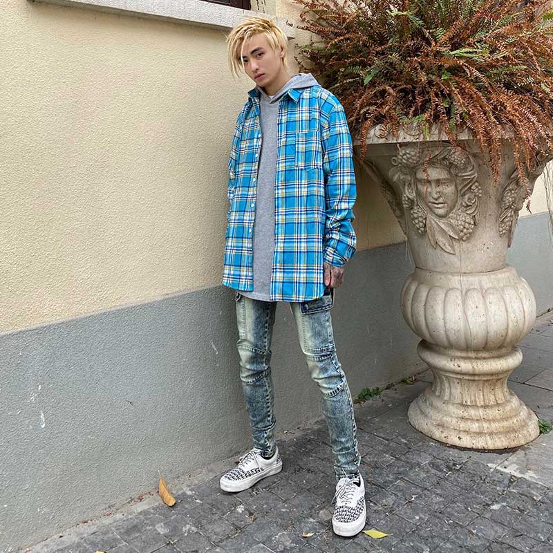 قميص فضاء أزرق سماوي بطابع شارع قديم