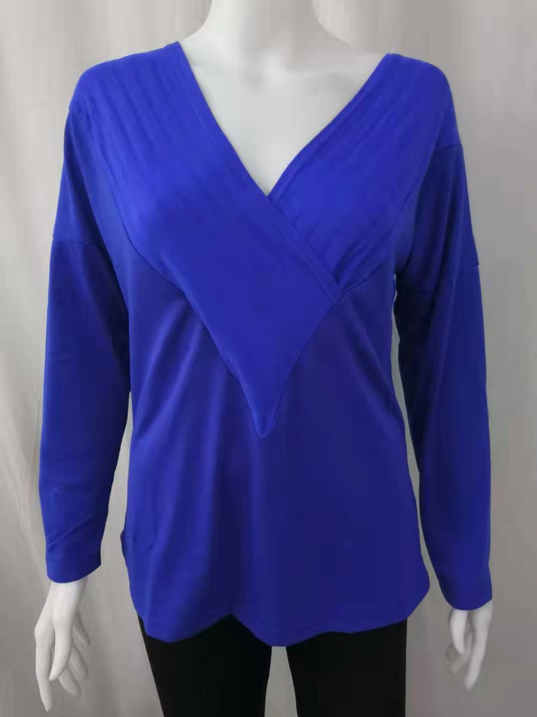 Mid-length V-neck T-shirt solid color