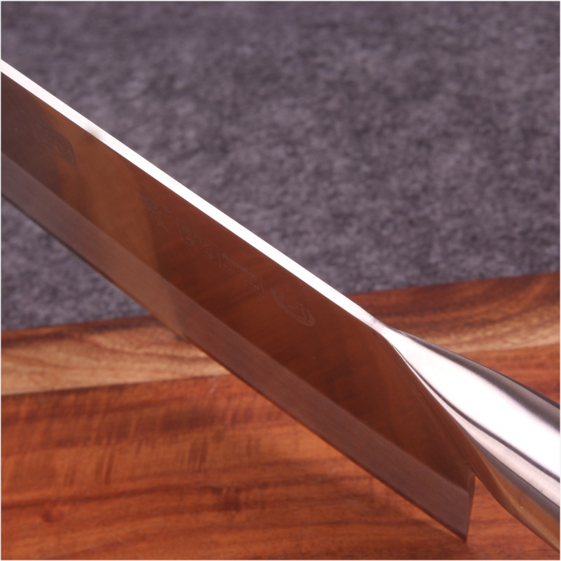 Кухонный нож из нержавеющей стали с желтой деревянной ручкой.