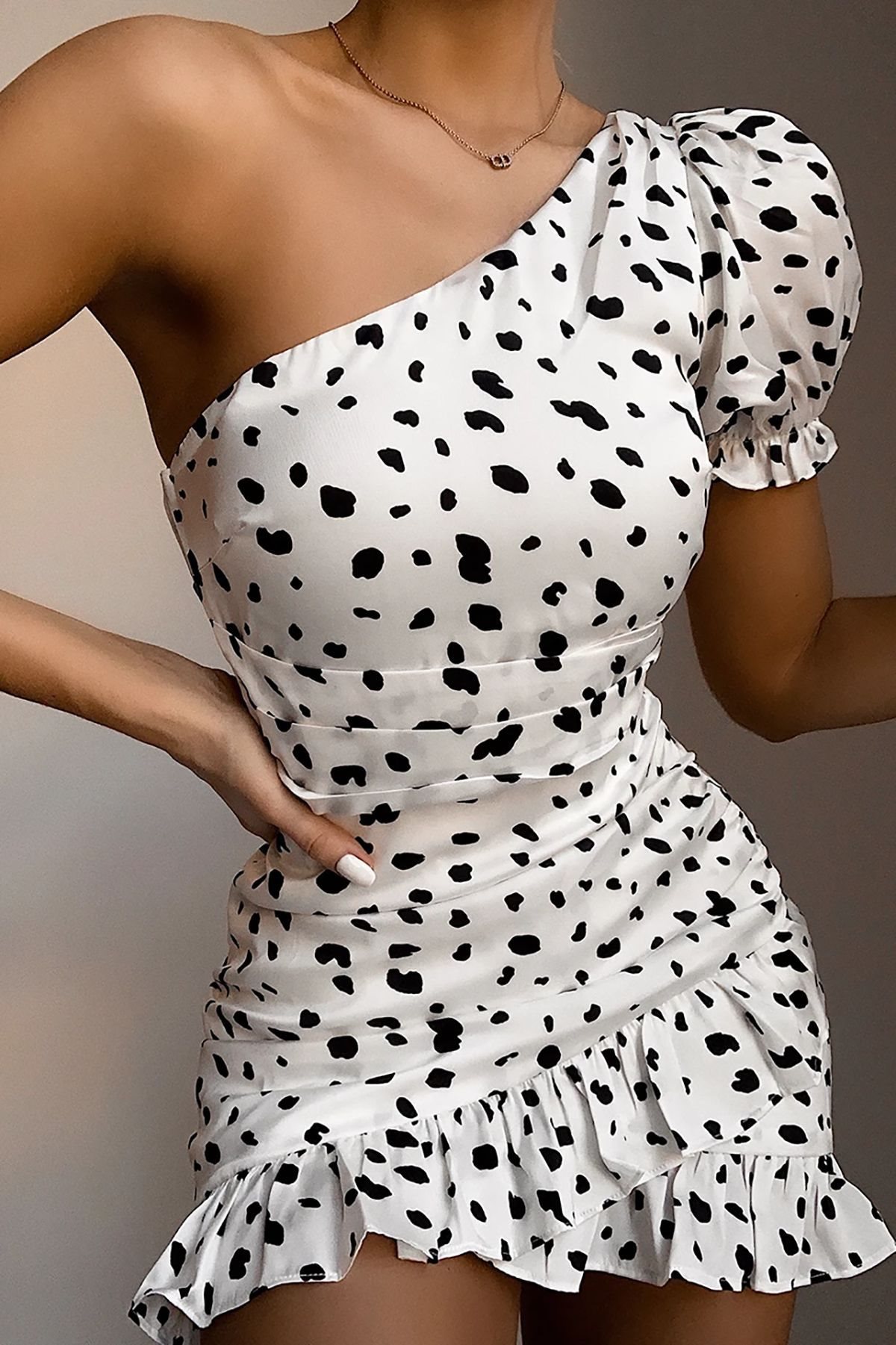 One shoulder off the shoulder wave point dress white belt