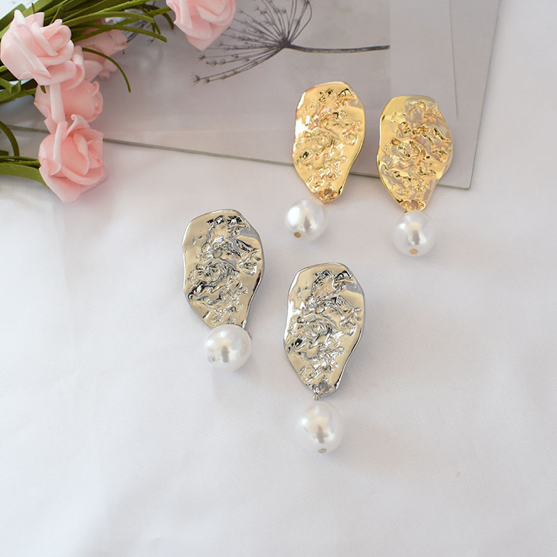 Irregular pearl earrings