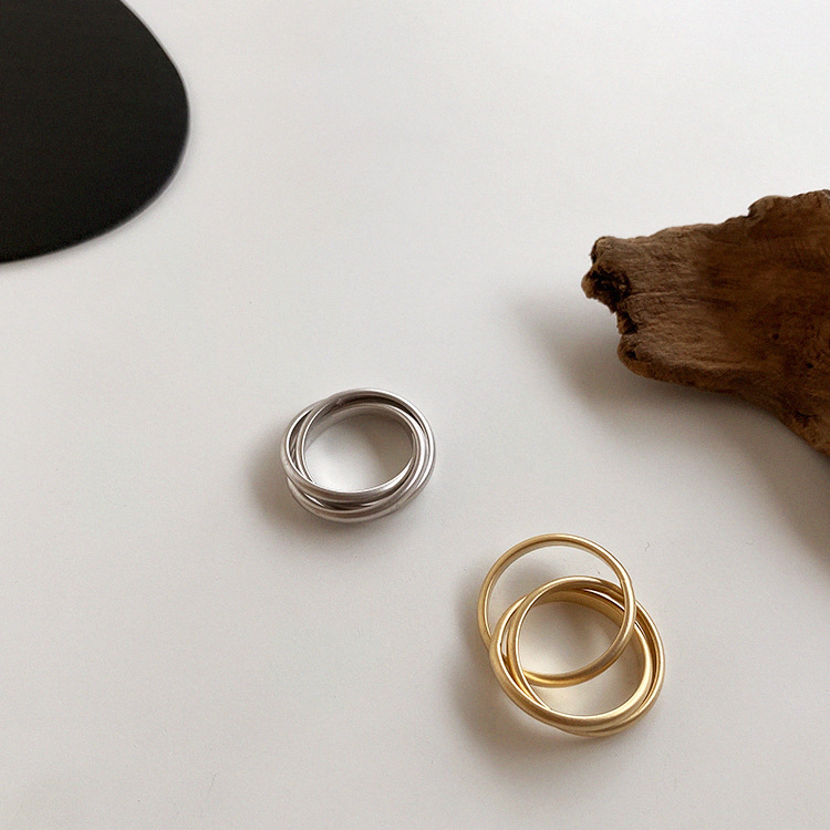 Multi-ring interlaced metal ring