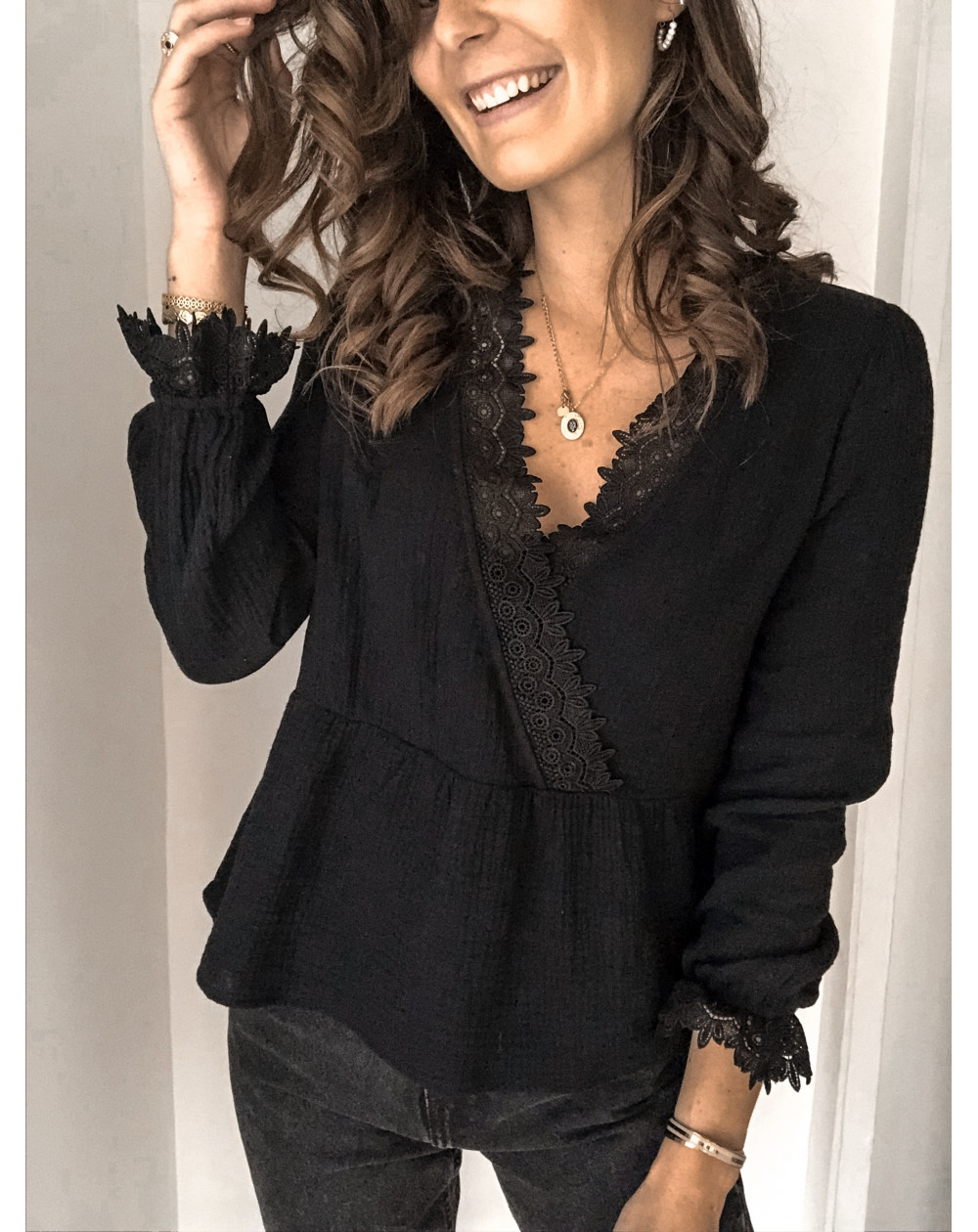 Long sleeve bottoming shirt with stitching lace