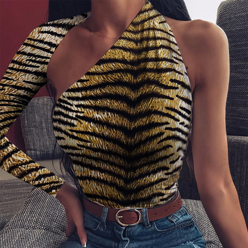 جمبسوت بأكمام طويلة وتصميم كتف واحد