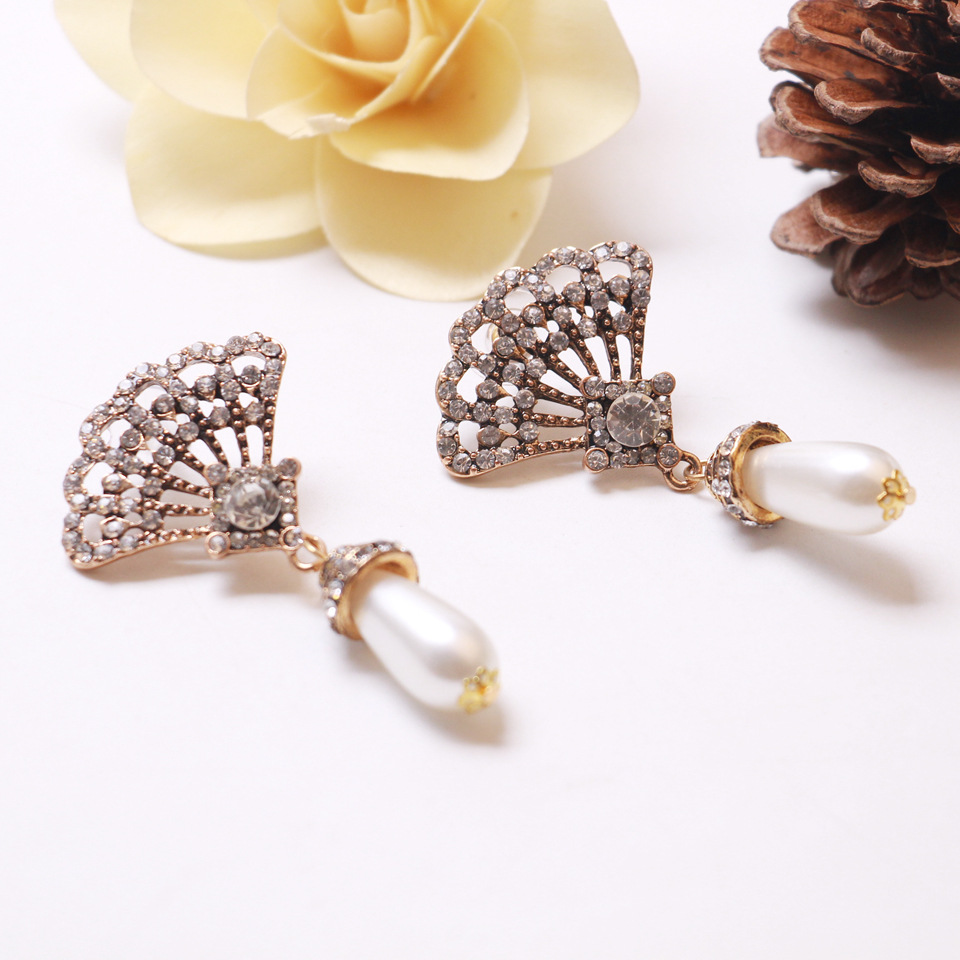 High-grade hollow retro earrings