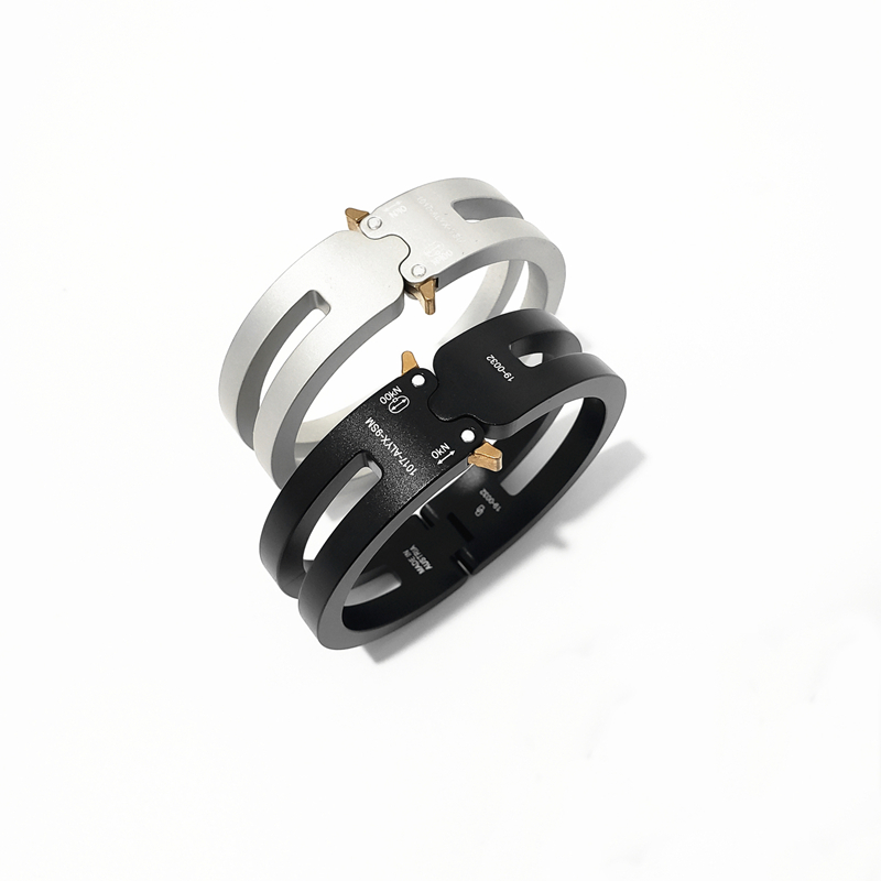 Metal clasp bracelet