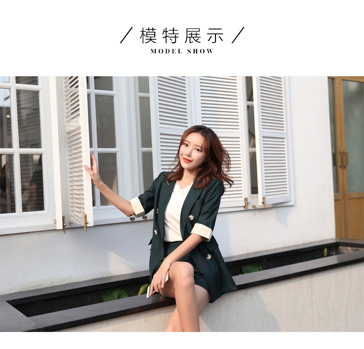 Two-piece suit with short sleeves and short sleeves