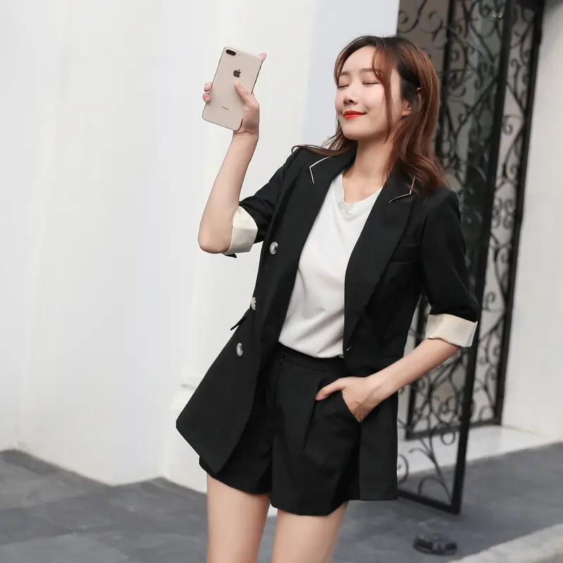 Two-piece suit with short sleeves and short sleeves