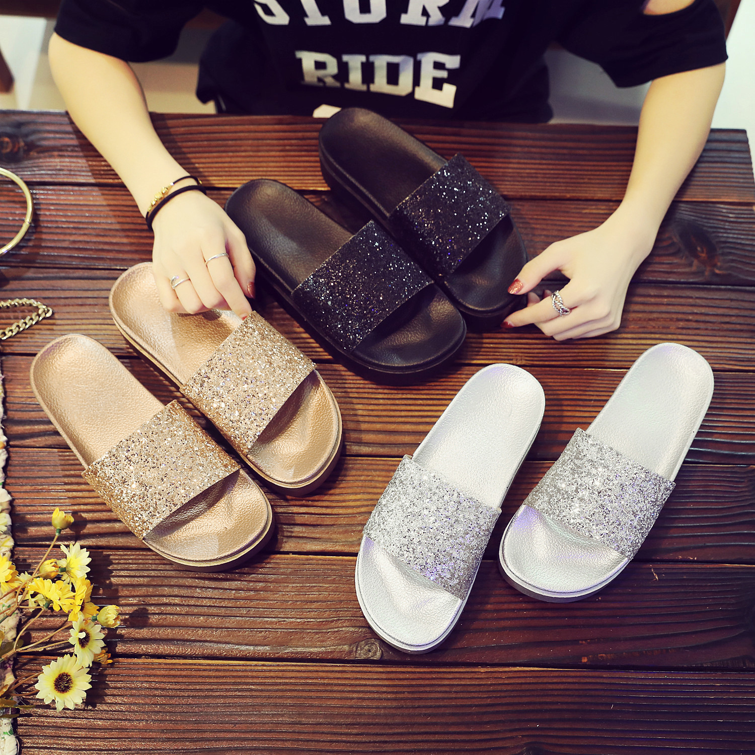 Middle heel slippers