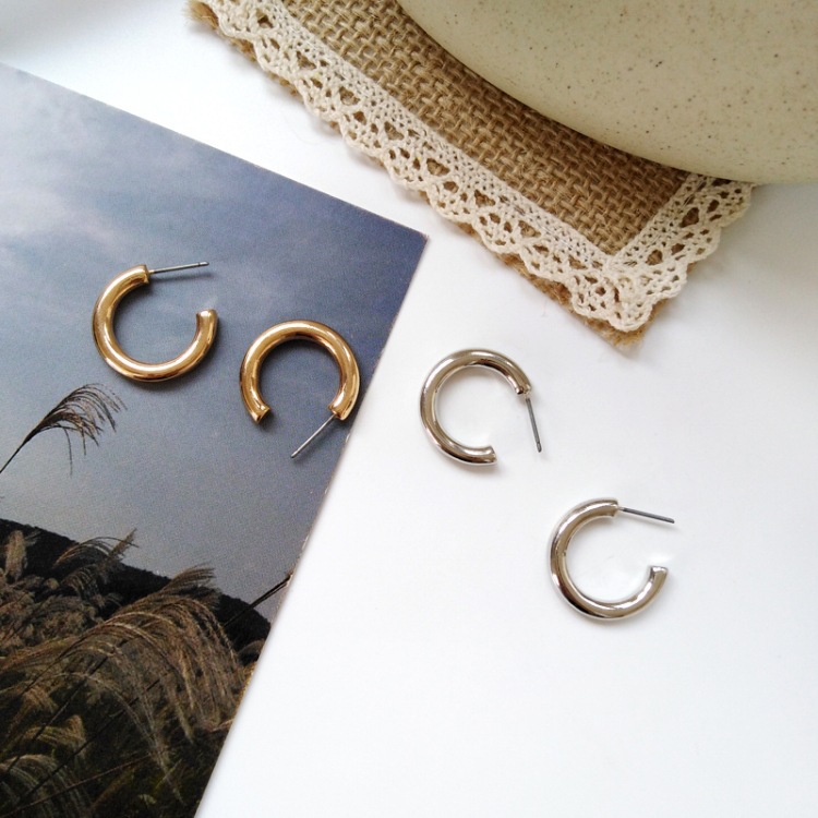 Simple C shape small stud earrings