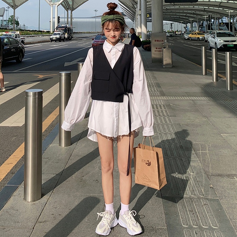 بدلة مكونة من صدرية وقميص أبيض