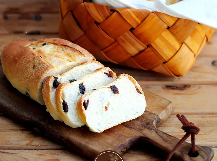 High-end curved bread cutter with wooden handle