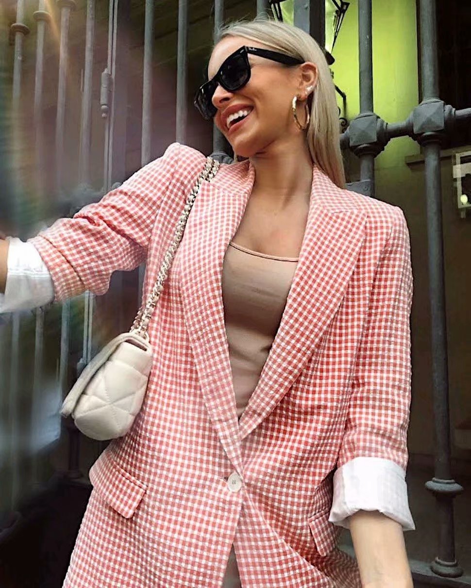 Mid-length plaid suit