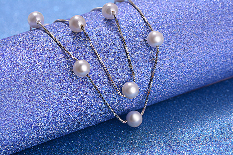 Short pearl sweater necklace