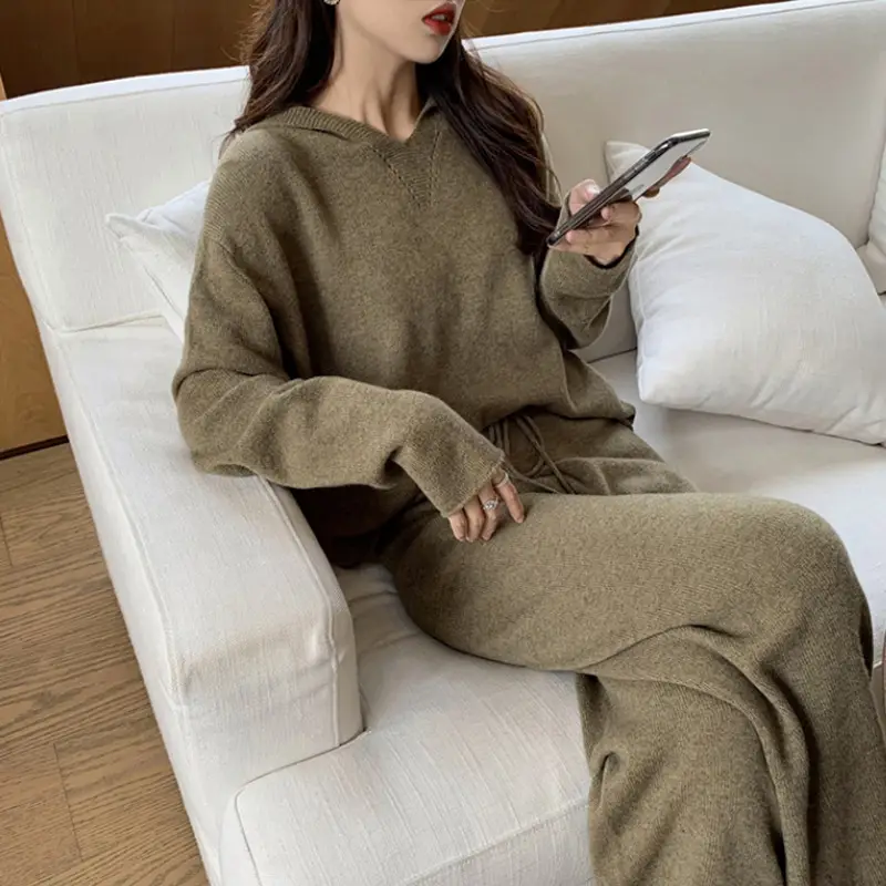 Trendy and comfortable strength sent knitted hooded fashion suit