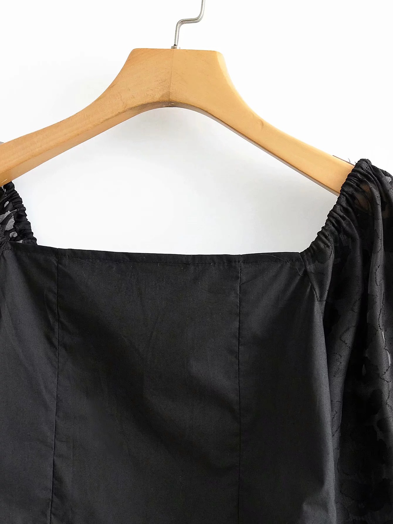 One-word shirt with long sleeves and short sleeves