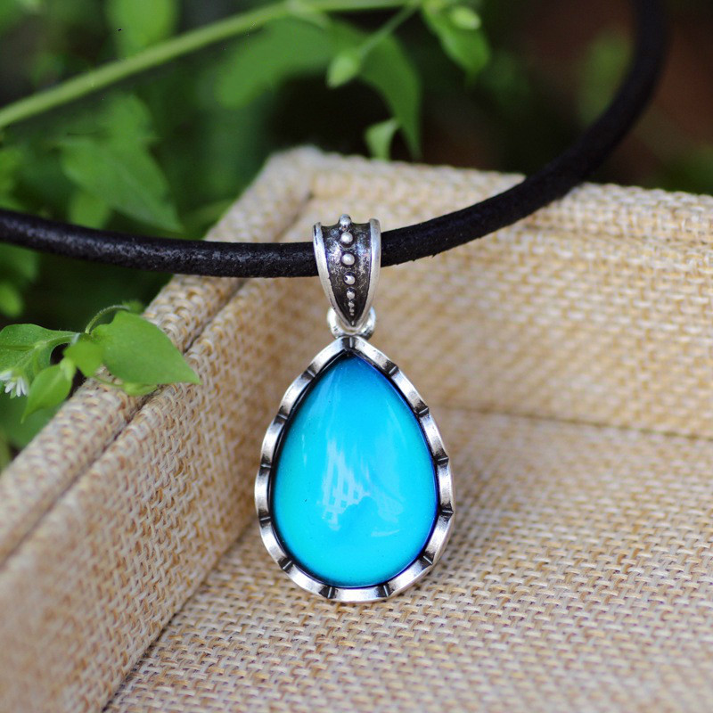 Water droplet temperature-changing necklace