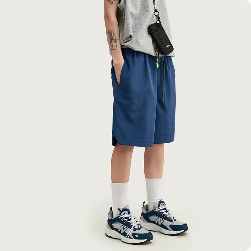 Casual and versatile solid color loose men's shorts