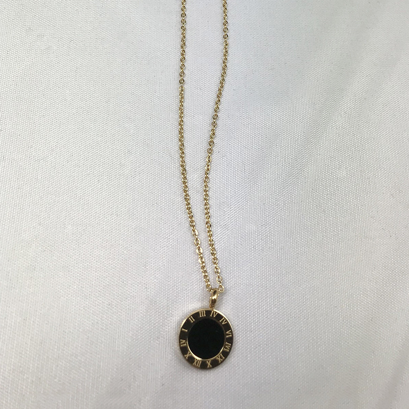 Подвеска из черной ракушки с римским узором