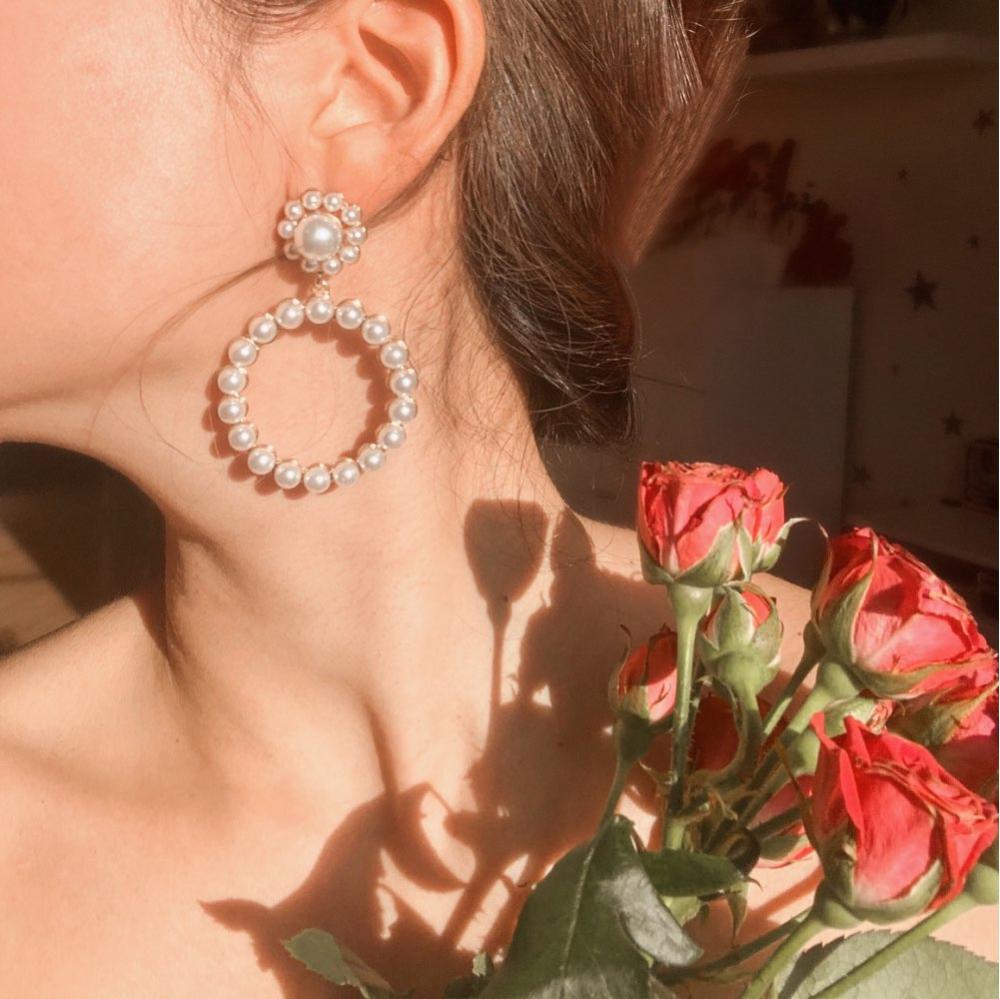 Atmospheric circle pearl earrings