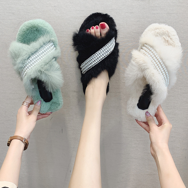 Fashionable plush flat slippers
