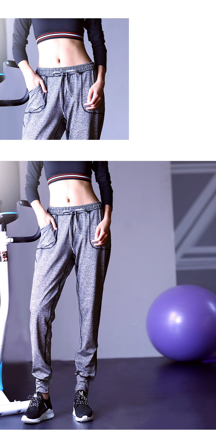 Sporty loose trousers close feet